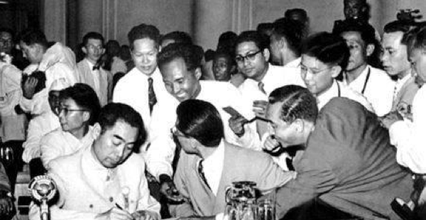 △周总理在给外国的向导和记者署名